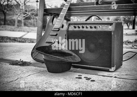 Vieille guitare et l'amplificateur à côté d'un banc de parc, un concept de la musique de rue Banque D'Images