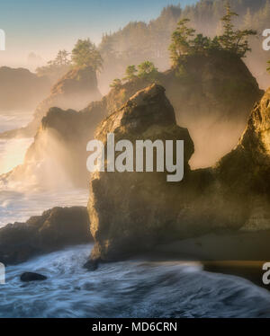 Côte au coucher.Thunder Cove. Samuel H. Boardman State Park (corridor panoramique), l'Oregon Banque D'Images