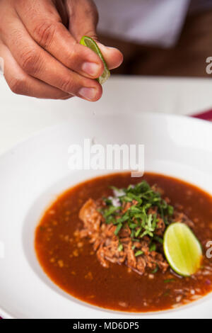 Bousculent sur chaux birria de res de Tepic (ragoût de boeuf épicé), Emiliano Restaurant , Tepic, Riviera Nayarit, Mexique Banque D'Images