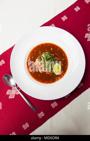 Birria de res de Tepic (ragoût de boeuf épicé), Emiliano Restaurant , Tepic, Riviera Nayarit, Mexique Banque D'Images