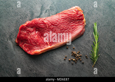 La viande de boeuf fraîche avec le poivre et le romarin. Banque D'Images