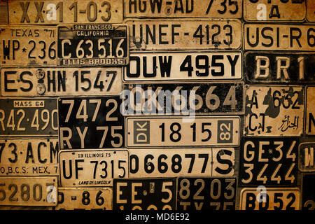 Diverses plaques rétro sur le mur. Banque D'Images