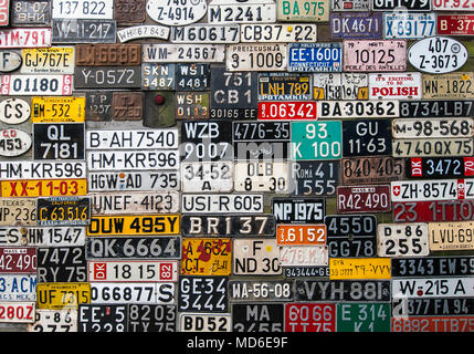 Diverses plaques rétro sur le mur. Banque D'Images