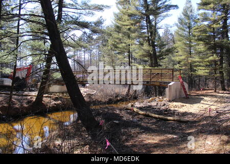 Un pont piétonnier construit par NuGen Johnson LLC de Sussex, au Wisconsin, a indiqué le 28 mars 2018, à côté de la rivière et de La Crosse de camping à Pine View Fort McCoy, Wisconsin (Etats-Unis) un nouveau pont est d'être placés dans la même zone où un pont emporté il y a plusieurs années et il s'agira d'une partie du réseau de sentiers dans la zone de loisirs Pine View à l'installation. (U.S. Photo de l'Armée de Scott T. Sturkol, Public Affairs Office, Fort McCoy, Wisconsin) Banque D'Images