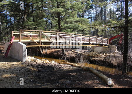 Un pont piétonnier construit par NuGen Johnson LLC de Sussex, au Wisconsin, a indiqué le 28 mars 2018, à côté de la rivière et de La Crosse de camping à Pine View Fort McCoy, Wisconsin (Etats-Unis) un nouveau pont est d'être placés dans la même zone où un pont emporté il y a plusieurs années et il s'agira d'une partie du réseau de sentiers dans la zone de loisirs Pine View à l'installation. (U.S. Photo de l'Armée de Scott T. Sturkol, Public Affairs Office, Fort McCoy, Wisconsin) Banque D'Images