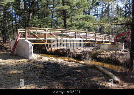 Un pont piétonnier construit par NuGen Johnson LLC de Sussex, au Wisconsin, a indiqué le 28 mars 2018, à côté de la rivière et de La Crosse de camping à Pine View Fort McCoy, Wisconsin (Etats-Unis) un nouveau pont est d'être placés dans la même zone où un pont emporté il y a plusieurs années et il s'agira d'une partie du réseau de sentiers dans la zone de loisirs Pine View à l'installation. (U.S. Photo de l'Armée de Scott T. Sturkol, Public Affairs Office, Fort McCoy, Wisconsin) Banque D'Images