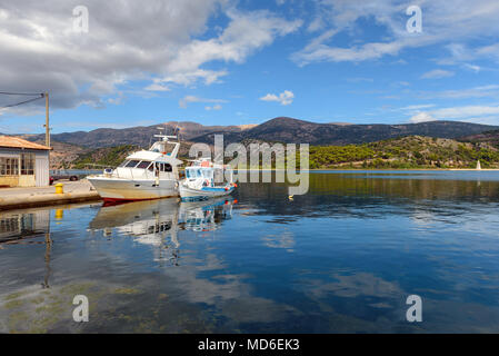 Bateaux de pêche d'un ancrage dans la baie magnifique à Argostoli ville sur l'île de Céphalonie. Grèce Banque D'Images