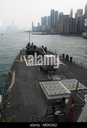 180327-N-PN963-0033 HONG KONG (27 mars 2018) La classe Arleigh Burke destroyer lance-missiles USS Sterett (DDG 104) tire à Hong Kong dans le cadre d'un service au port. Sterett est à Hong Kong à l'expérience de la ville la richesse de la culture et l'histoire comme missiles de l'poursuit son déploiement avec le groupe expéditionnaire Wasp comme un actif multi-mission dans la région Indopacifique. (U.S. Photo par marine Spécialiste de la communication de masse 2e classe Richard L.J. Gourley/libérés) Banque D'Images