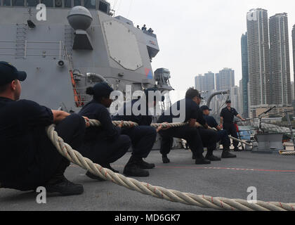 180327-N-PN963-0055 HONG KONG (27 mars 2018) le soulèvement des marins une ligne à bord de la classe Arleigh Burke destroyer lance-missiles USS Sterett (DDG 104) dans le cadre d'un service au port. Sterett est à Hong Kong à l'expérience de la ville la richesse de la culture et l'histoire comme missiles de l'poursuit son déploiement avec le groupe expéditionnaire Wasp comme un actif multi-mission dans la région Indopacifique. (U.S. Photo par marine Spécialiste de la communication de masse 2e classe Richard L.J. Gourley/libérés) Banque D'Images