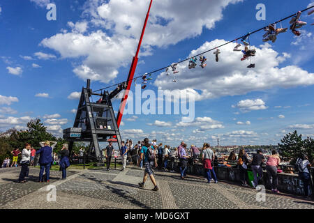 Ancien lieu de Staline Monument, maintenant un endroit populaire pour rencontrer, les gens au métronome de Prague, Prague Letna Park Letenske Sady suspendues baskets - chaussures Banque D'Images