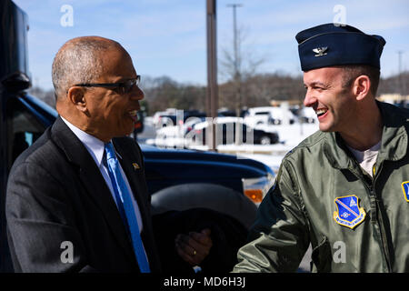 Le colonel E. John Teichert, droite, 11e Escadre et joint Base Andrews commandant, le lieutenant-gouverneur du Maryland accueille. Boyd Rutherford sur JBA, Md., 22 mars 2018. Teichert et d'autres dirigeants de base a donné Rutherford a bénéficié d'une visite guidée de JBA de renforcement des relations entre communautés. (U.S. L'Aviateur de l'Armée de l'air photo de Michael S. Murphy) Banque D'Images