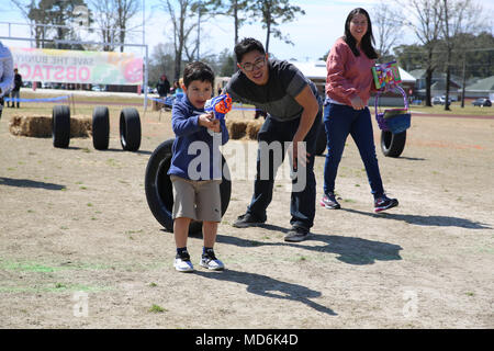 Les membres du service et leurs familles se sont réunis pour l'événement de Pâques Eggstravaganza au Marine Corps Air Station Cherry Point, N.C., 24 mars 2018. L'événement présentait de la chasse aux œufs, gonflable bounce maisons, une course d'obstacles, de l'alimentation des camions, le lapin de Pâques et plus encore. L'Eggstravaganza admis les militaires et leur famille pour profiter d'une journée libre de plaisir sur la station d'air. Environ 2 000 à 3 000 personnes ont participé cette année à la Easter Eggstravaganza. Banque D'Images