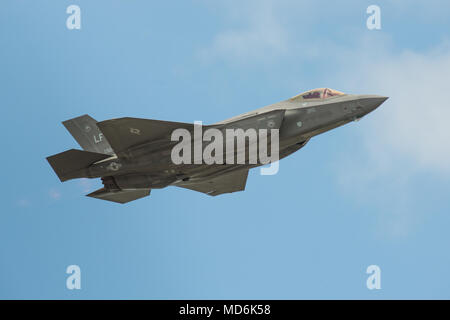 Le capitaine Andrew "Dojo" Olson effectue des manœuvres aériennes battant F-35A Lightning II pendant les ailes sur le Sud du Texas air show au Naval Air Station Kingsville, Texas, le 24 mars 2018. Le F-35 est le plus avancé sur le cinquième génération d'avions de chasse. (U.S. Air Force photo par un membre de la 1re classe Alexander Cook) Banque D'Images