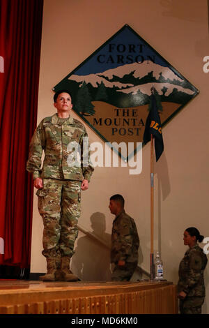 La CPS. Yudith Ledesma Macias, Cannon de l'équipage, Batterie C, 2e Bataillon, 12e Régiment d'artillerie, 1er Stryker Brigade Combat Team, 4e Division d'infanterie, s'établit à l'attention comme son nom est appelé pour recevoir son diplôme de base Cours à McMahon Auditorium, 23 mars 2018. Ledesma est la troisième femme cannon votre équipage à BLC diplômé de l'échelle de l'armée, selon l'armée américaine commande des ressources humaines, et la première femme diplômée de votre équipage à canon de la BLC 168e Régiment, Institut de formation régional sur le Fort Carson. Banque D'Images