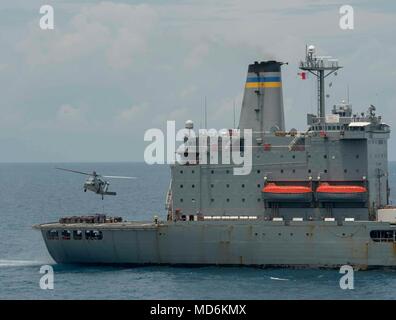 180327-N-NH199-0040 de l'OCÉAN PACIFIQUE (27 mars 2018) Un hélicoptère MH-60S Seahawk, attaché à la "Jokers" de l'Escadron d'hélicoptères de combat de la mer (HSC), 23 se prépare à transférer à partir de fournitures de classe Henry J. Kaiser reconstitution de la flotte oiler USNS Walter S. Diehl (T-AO 193) de la commande de transport maritime militaire navire-hôpital USNS Mercy (T-AH 19) lors d'un ravitaillement vertical en mer. La miséricorde est actuellement déployé à l'appui de Partenariat du Pacifique 2018 (PP18). PP18's mission est de travailler ensemble avec l'hôte et les pays partenaires à améliorer l'interopérabilité régionale et de capacités de réaction aux catastrophes, renforcer st Banque D'Images