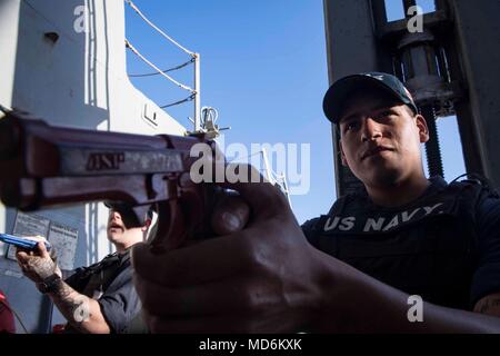 180325-N-KP946-036 Haïfa, Israël (25 mars 2018) Maître de Manœuvre 3 classe Oscar Gordon, de Tyler, Texas, droite, participe à un anti-terrorisme à bord de la foret de protection de la force de classe Arleigh Burke destroyer lance-missiles USS Donald Cook (DDG 75) Le 25 mars 2018. Donald Cook, l'avant-déployé à Rota, en Espagne, est sur sa septième patrouille dans la sixième flotte américaine zone d'opérations à l'appui des alliés et partenaires, et les intérêts de sécurité nationale des États-Unis en Europe et en Afrique. (U.S. Photo par marine Spécialiste de la communication de masse 2e classe Alyssa Semaines/libérés) Banque D'Images