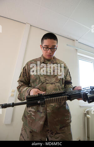 Le sergent de l'armée américaine. Paul Cardona, un armurier affecté à la Compagnie Bravo, Forces alliées Nord bataillon, vérifie l'Heckler and Koch SA80A2 carabine pendant un événement de formation multinationale sur la base aérienne de Chièvres, Belgique, le 16 mars 2018. (U.S. Photo de l'armée par Visual Spécialiste de l'information, Pierre-Etienne Courtejoie) Banque D'Images