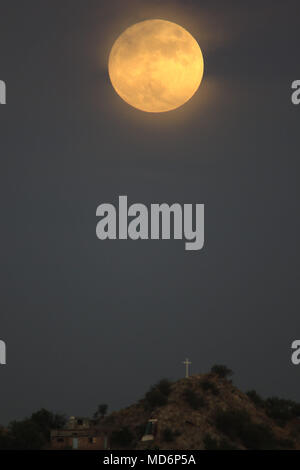 La pleine lune du mois d'octobre est le plus attendu de l'année, est le seul satellite naturel de la terre et n'a vu quitter cet après-midi sur la colline de la colonie Ranchito est de la capitale de l'État de Sonora au Mexique. Un HermosilloSonora 26 oct 2015. *** La Lune est le seul satellite naturel de la Terre. Avec un diamètre équatorial km1 3474 est le plus gros satellite du système solaire cinquième, tandis que par rapport à la taille proportionnelle de sa planète est le plus gros satellite : un quart du diamètre de la Terre et l'1/81 de sa masse. Una de las primeras lunas llenas del año 2013 se pudo apreciar Banque D'Images