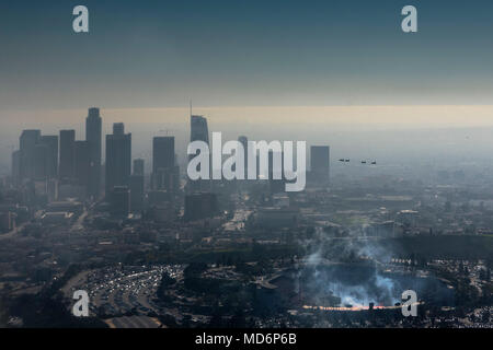 Les membres de la 71e Escadre d'entraînement au vol (FTW), Vance Air Force Base, Ok., survol le Dodger Stadium, le 29 mars 2018, Los Angeles, Californie Les membres de la 71e FTW ont été sélectionnés pour kickoff le début officiel de la saison 2018 de la Ligue Majeure de Baseball avec les Dodgers de Los Angeles. (U.S Air Force par Tech. Le Sgt. Erik Cardenas) Banque D'Images