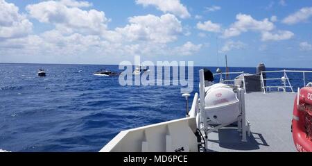 Les garde-côte William Flores se distingue par d'aider comme deux boatcrews récupération commerciale d'aider le navire à moteur de 65 pieds, siempre Sonando, qui prenait l'eau à environ 14 milles à l'est de North Miami Beach Vendredi, 30 mars 2018. La Garde côtière de quart a reçu une radiobalise de détresse et un appel par radio VHF-FM canal 16 à partir de la motor vessel stipulant qu'ils ont abandonné le navire avec huit personnes. U.S. Coast Guard photo gracieuseté de garde-côte de Williams Flores Banque D'Images