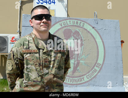 Le s.. Brandon Hasegawa, 455 e Escadron de transport Communication expéditionnaire cyber technicien, pose pour une photo du 22 mars 2018, l'aérodrome de Bagram en Afghanistan. Originaire de Davis, Californie, Hasegawa est actuellement déployé à partir de Mountain Home Air Force Base, Texas et a été dans l'Armée de l'air pendant cinq ans. (U.S. Photo de l'Armée de l'air par le sergent. Cox Divine) Banque D'Images