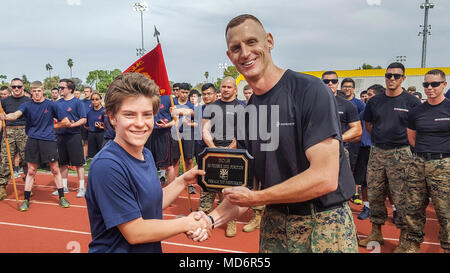 Le Major Scott. Un Stewart, commandant de recrutement, Phoenix awards haut perfroming poolee femelle au cours de l'Assemblée extérieure fonctionnent à Mesa High School, Mesa, Arizona, le 24 mars 2018. La fonction piscine annuel a accueilli plus de 500 Marines, poolees, famille et amis de tout l'état d'Arizona. Banque D'Images