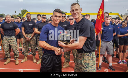 Le Major Scott. Un Stewart, commandant de recrutement, Phoenix awards haut perfroming poolee mâle au cours de l'Assemblée extérieure fonctionnent à Mesa High School, Mesa, Arizona, le 24 mars 2018. La fonction piscine annuel a accueilli plus de 500 Marines, poolees, famille et amis de tout l'état d'Arizona. Banque D'Images