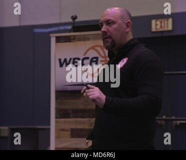 COLUMBUS, Ohio - le lieutenant-colonel marin à la retraite et U.S. Olympic entraîneur de hockey sur glace masculin Sean Braziel parle au sujet de l'éthique aux entraîneurs participant à l'éthique et l'intégrité au cours de l'atelier du Corps des Marines 2018 Women's Basketball Coaches Association (WBCA) Convention, au plus grand centre de congrès de Columbus, Columbus, Ohio, le 30 mars. Marines sont présents à la WBCA pour engager avec les femmes de tous les niveaux d'expérience et de les informer sur les possibilités au sein du Corps. Cette année, le Marine Corps célèbre 100 ans depuis que les femmes s'est joint à l'armée, un anniversaire célébré pour le progrès de l'wom Banque D'Images