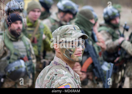 L'viv, Ukraine - 1er lieutenant Dulae Ahn, une compagnie Bravo chef de section à partir de la 27ème Infantry Brigade Combat Team affecté à l'entraînement multinational Group - L'Ukraine pose pour une photo pendant la préparation d'un exercice d'entraînement sur le terrain du bataillon au centre d'instruction au combat de Yavoriv ici le 15 mars. En ce moment plus de 220 soldats de la Garde Nationale de New York sont affectés à la CCT où ils sont des soldats de l'armée ukrainienne de mentorat dans leurs efforts vers l'obtention de l'interopérabilité de l'OTAN. (U.S. Photo de l'armée par le Sgt. Alexander Recteur) Banque D'Images