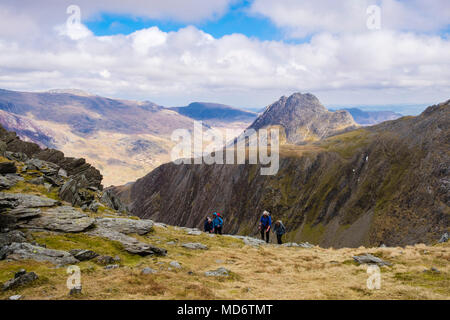 Randonnée Les randonneurs jusqu'à la crête de montagnes Glyderau Aînés avec Y Gribin ridge et mt au-delà Tryfan dans le parc national de Snowdonia. Ogwen, Pays de Galles, Royaume-Uni, Angleterre Banque D'Images