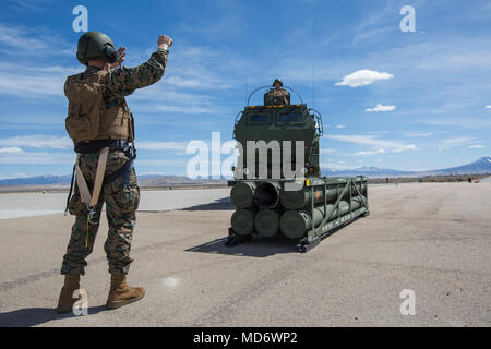 Le sergent du Corps des Marines. Jeffery Hale, un lanceur chef avec Kilo Batterie, 2e Bataillon, 14e Régiment de Marines, diriger un Marine Corps un M142 Système de roquettes d'artillerie à grande mobilité (HIMARS) en position pour ramasser les gousses, de missiles à Dugway Proving Grounds, Utah, le 30 mars 2018. Les Marines du kilo de batterie Fort Campbell, Kentucky, à Dugway où ils ont débarqué et a tiré quatre missiles HIMARS, démontrant une capacité unique qui permettra aux commandants plus d'options pour faire face aux menaces lorsque d'autres options ne sont pas appropriées. (Marine Corps photo par Lance Cpl. Niles Lee) Banque D'Images