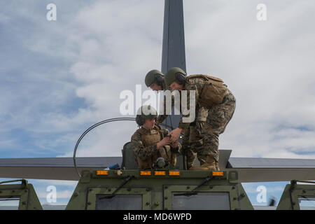 Les Marines du kilo Batterie, 2e Bataillon, 14e Régiment de Marines, démonter un M142 Système de roquettes d'artillerie à grande mobilité (HIMARS) dans la préparation pour le transport sur une armée de l'air MC-130, à Dugway Proving Grounds, Utah, le 30 mars 2018. Les Marines du kilo de batterie Fort Campbell, Kentucky, à Dugway où ils ont débarqué et a tiré quatre missiles HIMARS, démontrant une capacité unique qui permettra aux commandants plus d'options pour faire face aux menaces lorsque d'autres options ne sont pas appropriées. (Marine Corps photo par Lance Cpl. Niles Lee) Banque D'Images