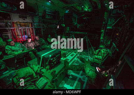 Les Marines du kilo Batterie, 2e Bataillon, 14e Régiment de Marines, à monter à bord de Air Force MC-130 après une mission de tir réel avec un Marine Corps M142 Système de roquettes d'artillerie à grande mobilité (HIMARS) à Dugway Proving Grounds, Utah, le 30 mars 2018. Les Marines du kilo de batterie Fort Campbell, Kentucky, à Dugway où ils ont débarqué et a tiré quatre missiles HIMARS, démontrant une capacité unique qui permettra aux commandants plus d'options pour faire face aux menaces lorsque d'autres options ne sont pas appropriées. (Marine Corps photo par Lance Cpl. Niles Lee) Banque D'Images