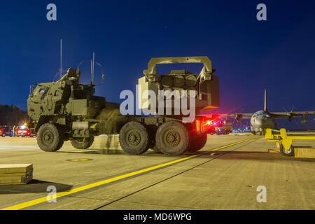 Les Marines du kilo Batterie, 2e Bataillon, 14e Régiment de Marines, inspecter un M142 Système de roquettes d'artillerie à grande mobilité (HIMARS) après avoir été déchargés d'un MC-130 de la Force aérienne, sur Fort Campbell, Ky., 30 mars 2018. Les Marines du kilo de batterie Fort Campbell à Dugway Proving Grounds, Utah, où ils ont débarqué et a tiré quatre missiles HIMARS, démontrant une capacité unique qui permettra aux commandants plus d'options pour faire face aux menaces lorsque d'autres options ne sont pas appropriées. (Marine Corps photo par Lance Cpl. Niles Lee) Banque D'Images