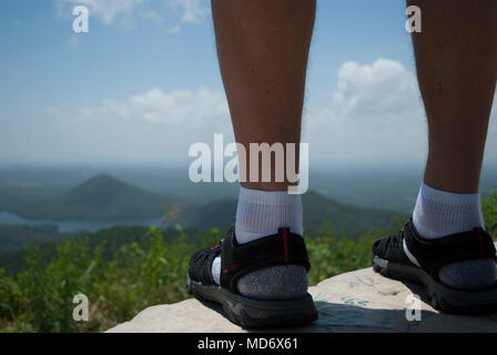 L'homme au sommet de la montagne avec la large vue sur le ruisseau de Blue Mountains. Concept d'un succès. Banque D'Images