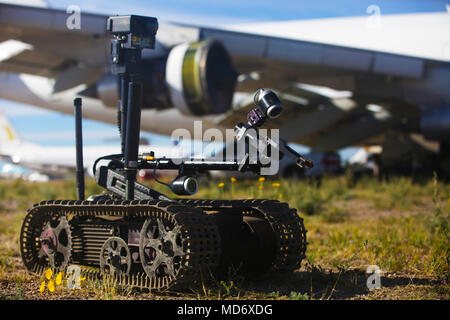 Un robot, du candidat à participer à la défi des corbeaux, attend de faire un objectif à Pinal Airpark, Arizona, le 20 mars 2018. Les participants ont été testés sur leurs compétences pour l'élimination des explosifs. (U.S. Photo de l'armée par la FPC. Fausnaught Vincent.) Banque D'Images