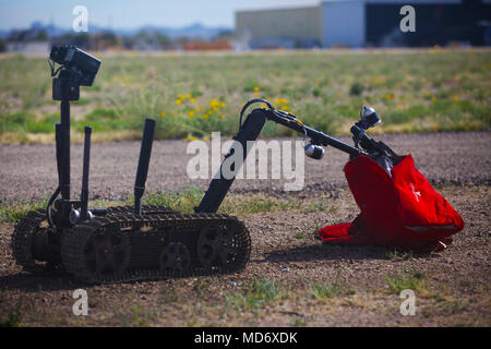 Du candidat à un robot, participant à l'enquête sur les corbeaux, défi assurance à Pinal Airpark, Arizona, le 20 mars 2018. Les participants ont été testés sur leurs compétences pour l'élimination des explosifs. (U.S. Photo de l'armée par la FPC. Fausnaught Vincent.) Banque D'Images