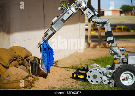 Un robot du candidat, la participation à la recherche des corbeaux Défi, un objectif à Pinal Airpark, Arizona, le 20 mars 2018. Les participants ont été testés sur leurs compétences pour l'élimination des explosifs. (U.S. Photo de l'armée par la FPC. Fausnaught Vincent.) Banque D'Images