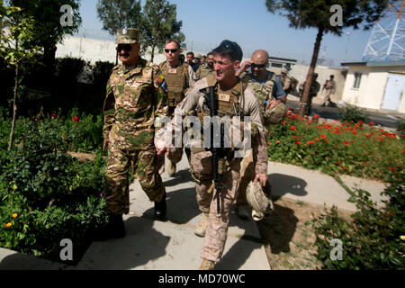 Le colonel des marines américain Christopher J. Douglas, le conseiller supérieur de la Zone 505ème de la Police nationale afghane (PNA) avec la Force au sud-ouest (TFSW), marche avec le brigadier. Le général Mohammad Gul Ahaj Chakhansori, commandant adjoint de la 505ème à l'ANP, Zone de sécurité d'une shura au siège de la Police (PHQ) à Lashkar Gah, Afghanistan, le 27 mars 2018. La réunion a permis aux conseillers en TFSW Marine pour construire une relation avec leurs homologues à l'autre train, conseiller, aider à la préparation de la mission pour l'opération Nasrat je dans la province de Helmand. (U.S. Marine Corps photo par le Sgt. Sean J. Berry) Banque D'Images