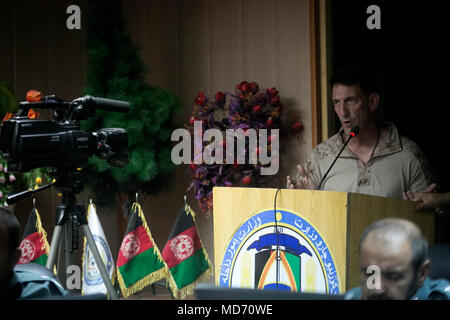 Le colonel des marines américain Christopher J. Douglas, le conseiller supérieur de la Zone 505ème de la Police nationale afghane (PNA) avec la Force au sud-ouest (TFSW), parle à des policiers avec la PNA au cours d'une shura de sécurité à la police headquartersin Lashkar Gah, Afghanistan, le 27 mars 2018. La réunion a permis aux conseillers en TFSW Marine pour construire une relation avec leurs homologues à l'autre train, conseiller, aider à la préparation de la mission pour l'opération Nasrat je dans la province de Helmand. (U.S. Marine Corps photo par le Sgt. Sean J. Berry) Banque D'Images