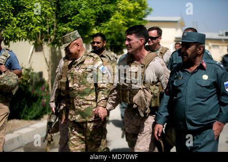 Le colonel des marines américain Christopher J. Douglas (centre), la conseillère pour la zone 505ème de la Police nationale afghane (PNA) avec la Force au sud-ouest (TFSW), marche avec le brigadier. Le général Mohammad Gul Ahaj Chakhansori (à gauche), commandant adjoint de la 505ème de l'ANP, Zone et Brigue. Le général Abdul Ghafar Safi (à droite), le chef de la police provinciale pour la province d'Helmand, à la sécurité d'une shura au siège de la Police (PHQ) dans la région de Lashkar Gah, Afghanistan, le 27 mars 2018. La réunion a permis aux conseillers en TFSW Marine pour construire une relation avec leurs homologues à l'autre train, conseiller, aider à la préparation de la mission pour le pupitre Banque D'Images