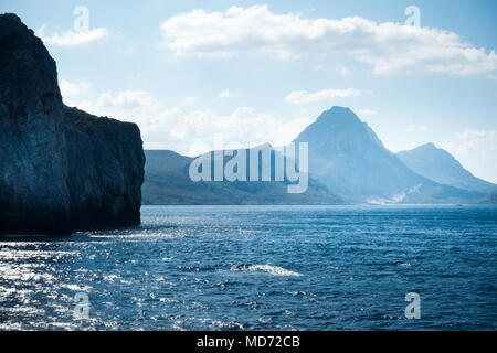 Vue panoramique sur la mer et des montagnes Rocheuses, le Lagon de Balos, l'île de Crète, Grèce Banque D'Images