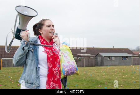 Mme Emily Dewey, 423rd Coordonnateur du Programme des jeunes ados, annonce le début d'une chasse aux oeufs de Pâques au cours de la 423rd Squadron de soutien de la force du programme jeunesse "Eggstravaganza" à RAF Alconbury, Angleterre le 24 mars 2018. L'événement a accueilli plusieurs activités comme un jumpy château, face painting, chasse aux oeufs et des photos avec le Lapin de Pâques. (U.S. Air Force photo de Tech. Le Sgt. Brian Kimball) Banque D'Images