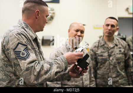 Le sergent-chef. Gavin Douglas, 92e Groupe d'entretien Le Programme d'amélioration de la réparation de la Force aérienne, le général manager montre GI Tuck, 18th Air Force, commandant en chef et le sergent-chef. Todd Petzel, 18e chef du commandement de la Force aérienne, les différentes façons d'économiser de l'argent du programme de l'AFREP et innove le KC-135 Stratotanker pendant un tour de base le 20 mars 2018, à Fairchild Air Force Base, à Washington. AFREP localise de matériel et il revitalise pour plus de service. Il a également revigorer et modernise des inventions visant à mieux servir les aviateurs et leurs missions. (U.S. Air Force photo/Senior Airman Sean Campbell) Banque D'Images