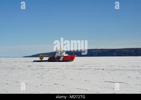 Le navire de la Garde côtière canadienne Samuel Risley crée une piste pendant les opérations de déglaçage, le 22 mars 2018. La canadienne et la Garde côtière américaine a contribué à briser la glace sur Whitefish Bay et du lac Supérieur avant l'ouverture de la Sault Ste. Marie se bloque 25 mars 2011, le début de cette année, la saison d'expédition. (U.S. Coast Guard photo par le Premier maître de Alan Haraf) Banque D'Images