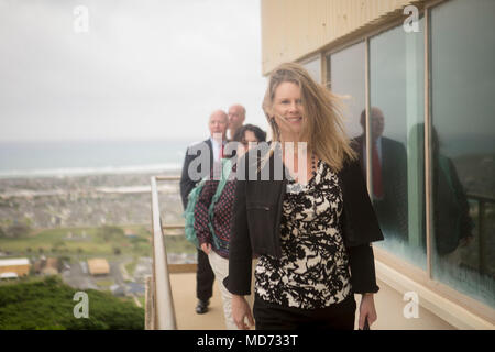 Mindy Montgomery, directeur principal pour les possibilités et les concepts dans le bureau du sous-secrétaire de la Marine pour les politiques, arrive au Kansas Tower, Marine Corps Base New York, 22 mars 2018. La direction de la Marine américaine a visité la base pour en savoir plus sur son plan de préparation actuel de l'aviation, les défis, les futurs projets de construction militaire et de la défense de l'initiative de l'examen des programmes. (U.S. Marine Corps photo par le Sgt. Zachary Orr) Banque D'Images