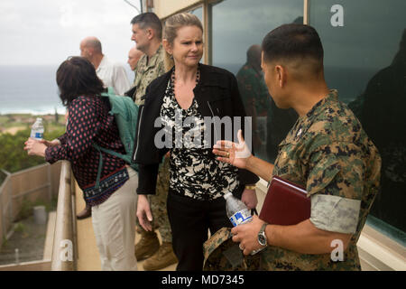 Le colonel du Corps des Marines américain Raul Lianez, commandant de Base du Corps des Marines, Hawaï (MCBH), parle avec Mindy Montgomery, directeur principal pour les possibilités et les concepts dans le bureau du sous-secrétaire de la Marine pour politique, au Kansas Tower, MCBH, 22 mars 2018. La direction de la Marine américaine a visité la base pour en savoir plus sur son plan de préparation actuel de l'aviation, les défis, les futurs projets de construction militaire et de la défense de l'initiative de l'examen des programmes. (U.S. Marine Corps photo par le Sgt. Zachary Orr) Banque D'Images