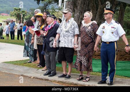 Les participants chantent et tenir la main au cours d'une cérémonie à l'Hawaii Memorial Park, Kaneohe, Hawaii, le 17 mars 2018. Plusieurs organisations, y compris les gouvernements fédéral, provinciaux et locaux ont aidé à soutenir la construction d'un mémorial en hommage à Pierre l'étoile d'or des familles qui ont perdu des êtres chers, tout en servant dans l'armée américaine. L'étoile d'Or Famille Monument Mémorial Foundation a été créée par la DEUXIÈME GUERRE MONDIALE, récipiendaire de la médaille d'honneur Hershel "woody" Williams en 2010 pour se souvenir des familles qui ont fait le sacrifice ultime. (U.S. Marine Corps photo par le Sgt. Jésus Sepulveda Torres) Banque D'Images