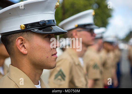 SAN JUAN CAPISTRANO, Californie (24 mars 2018) - Les Marines et les marins à la 1e Bataillon, 11e Régiment de Marines, 1 Division de marines, stand en formation avant le 60e jour d'Hirondelles défilent le 24 mars 2018. La parade est l'un des plus grands défilés et non motorisés est organisé chaque année dans le cadre de rendre hommage à l'espagnol de la ville et de l'histoire occidentale. Au cours de l'événement, les Marines ont marché dans l'unité de formation et porté leurs couleurs et le drapeau américain. (U.S. Marine Corps photo par Lance Cpl. Ruth Wheeley) Banque D'Images