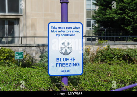 Signe d'alerte d'avertissement de la Glace La glace à l'extérieur de l'usine de chocolat Cadbury Bournville Bournville,Lane, Birmingham, UK Banque D'Images